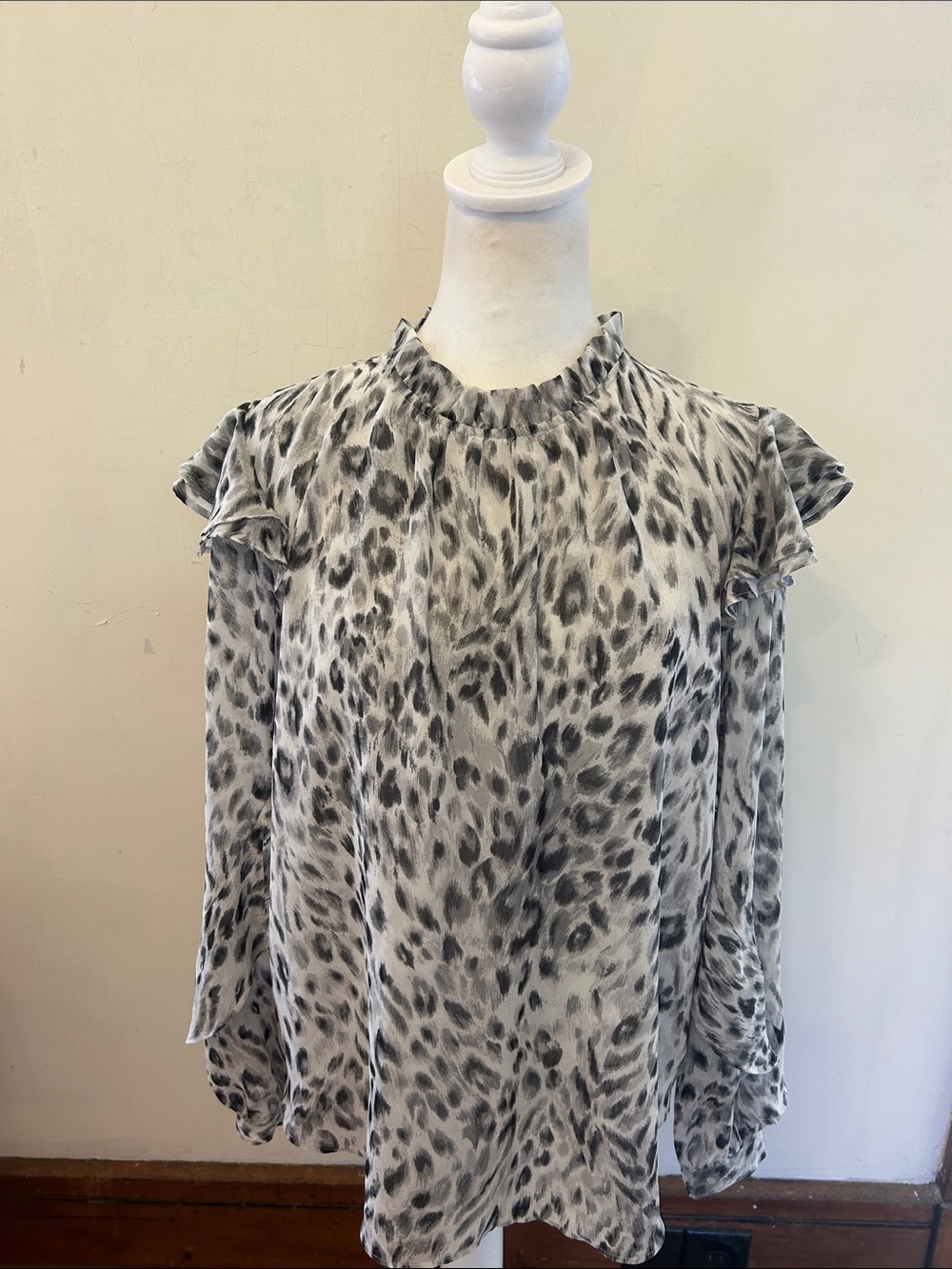 Ann Taylor Grey Leopard Print Blouse Long Statement Sleeves Size L EUC